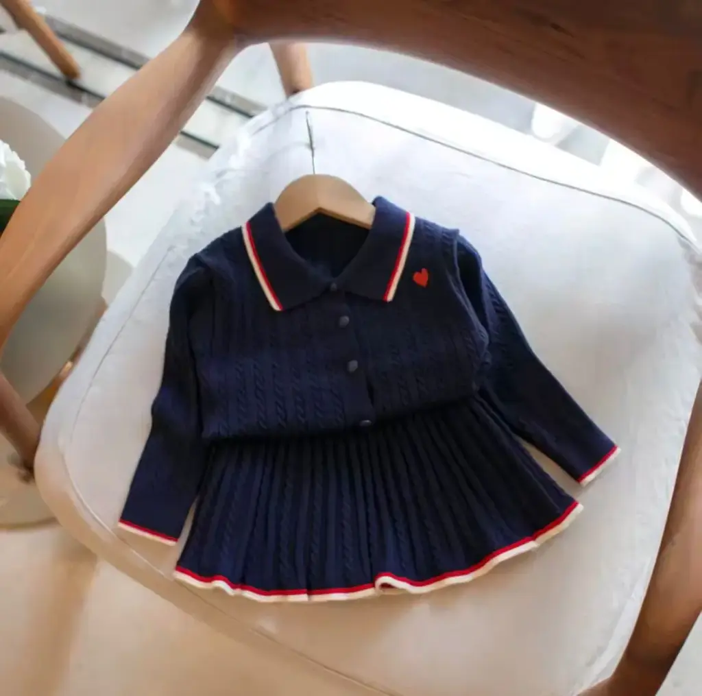 طقم تنورة وبلوزة لون كحلي 