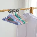 علاقات ملابس ملونة 